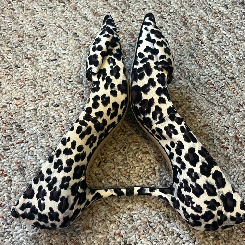 Bettye Muller Leopard Bow Heels Size 8 - Picture 9 of 14